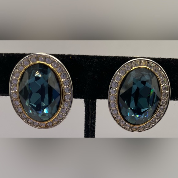 Gorgeous Gold Tone Clip On Earrings with Large Sapphire Blue Faceted Crystal - Picture 7 of 12